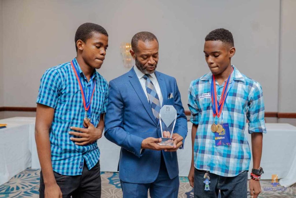 Ecolier haitiens champions d'un concours de robotique